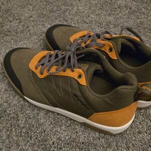 Like NEW Evolv Sneaker Sz 10.5M/11.5W